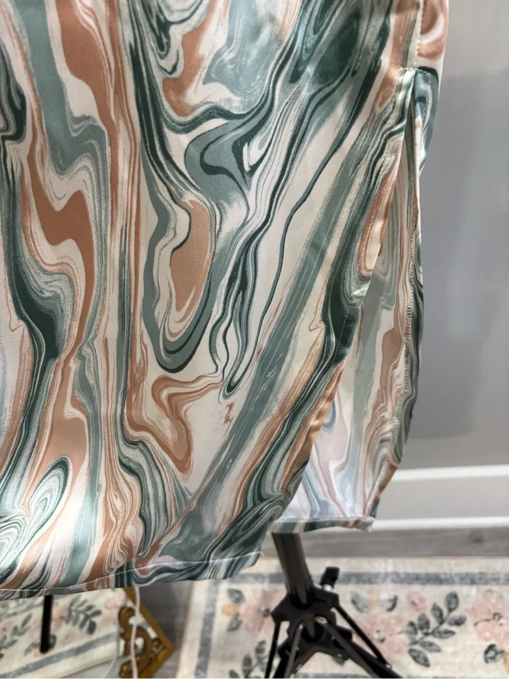 Women’s 4TH & Reckless Jenson Multi Colored Marbled Satin Ruched Midi Skirt